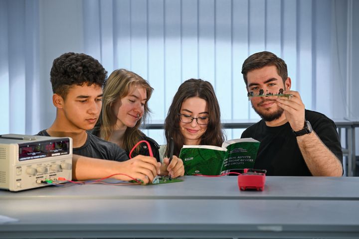 Studii de licență la Facultatea de Electronică, Telecomunicații și Tehnologii Informaționale